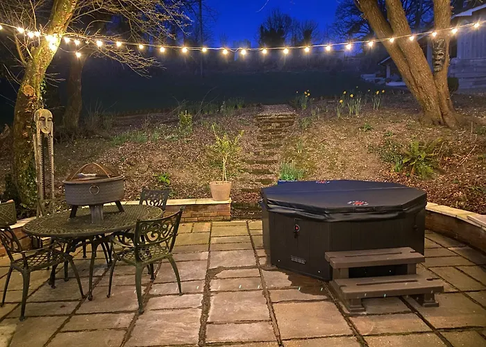 The Den, A Secluded Annex With Hot-Tub & Heating