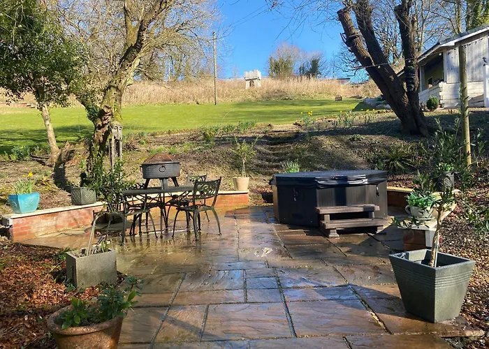 The Den, A Secluded Annex With Hot-Tub & Heating