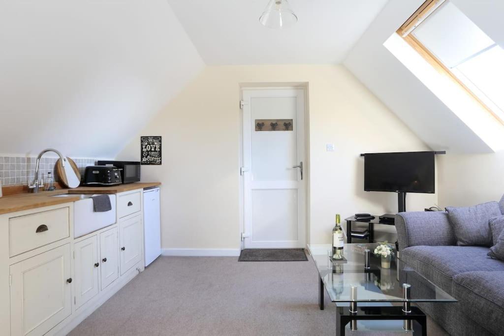 Apartment The Den, A Secluded Annex With Hot-tub & Heating Long Bredy