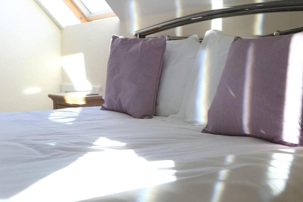 The Den, A Secluded Annex With Hot-tub & Heating Long Bredy