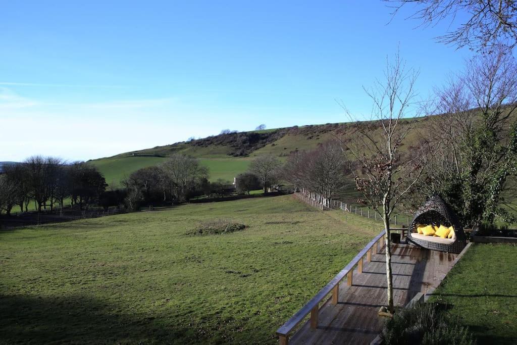 The Den, A Secluded Annex With Hot-tub & Heating Apartment Long Bredy