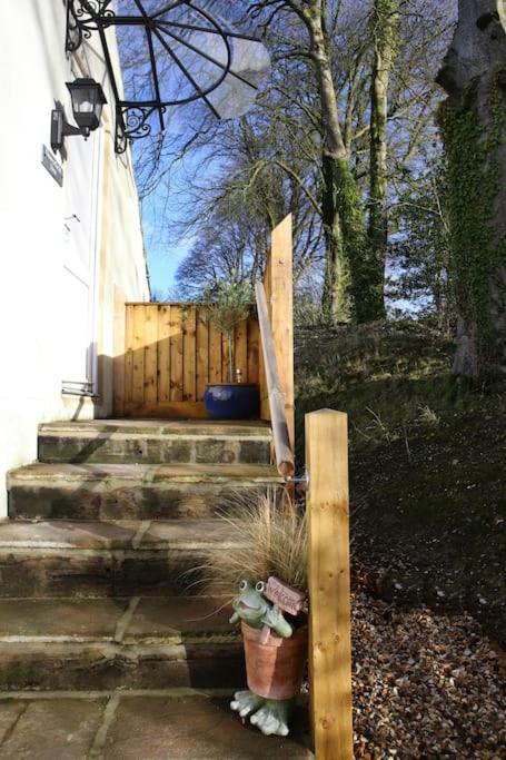 The Den, A Secluded Annex With Hot-tub & Heating