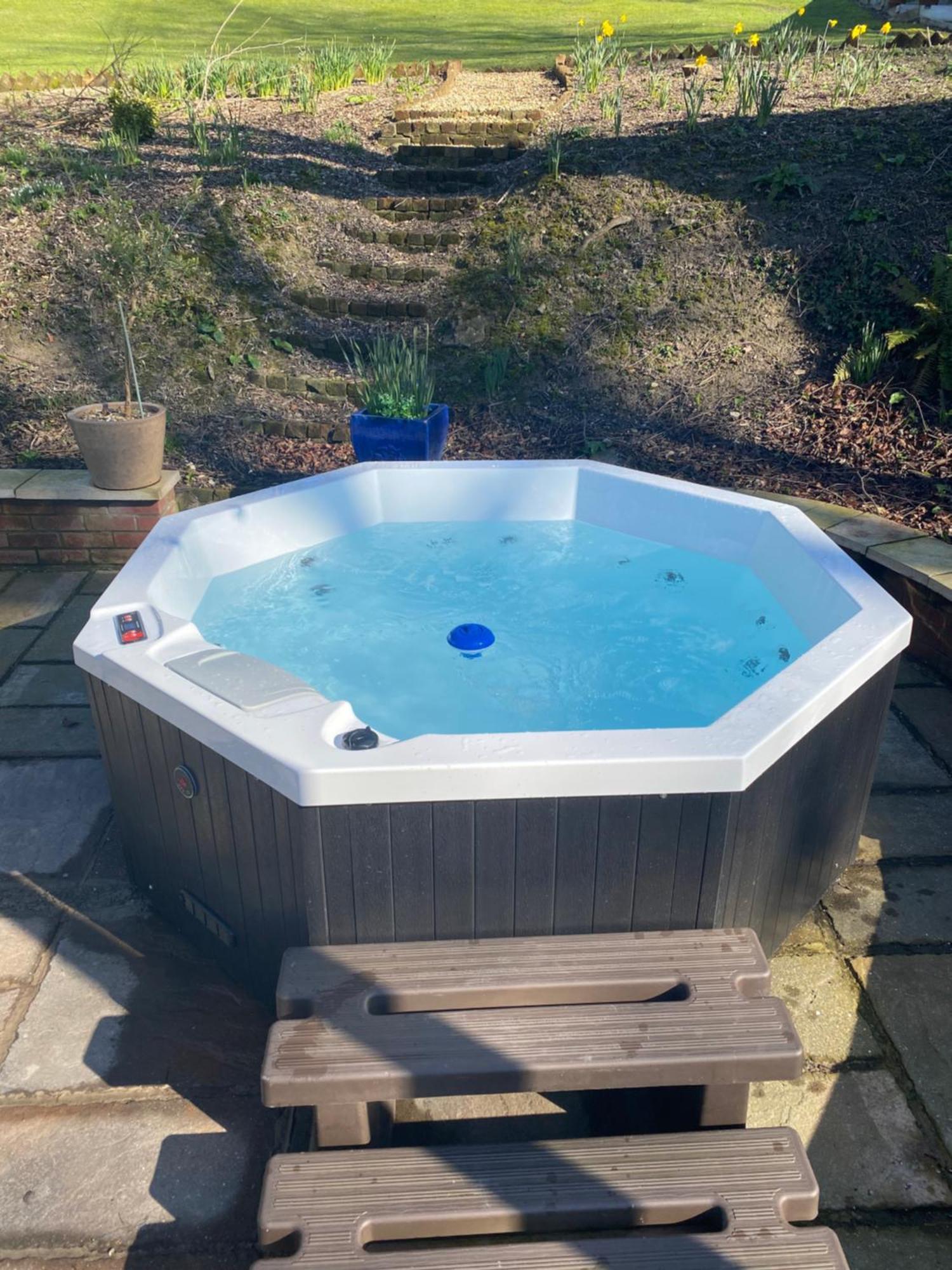 The Den, A Secluded Annex With Hot-tub & Heating Long Bredy