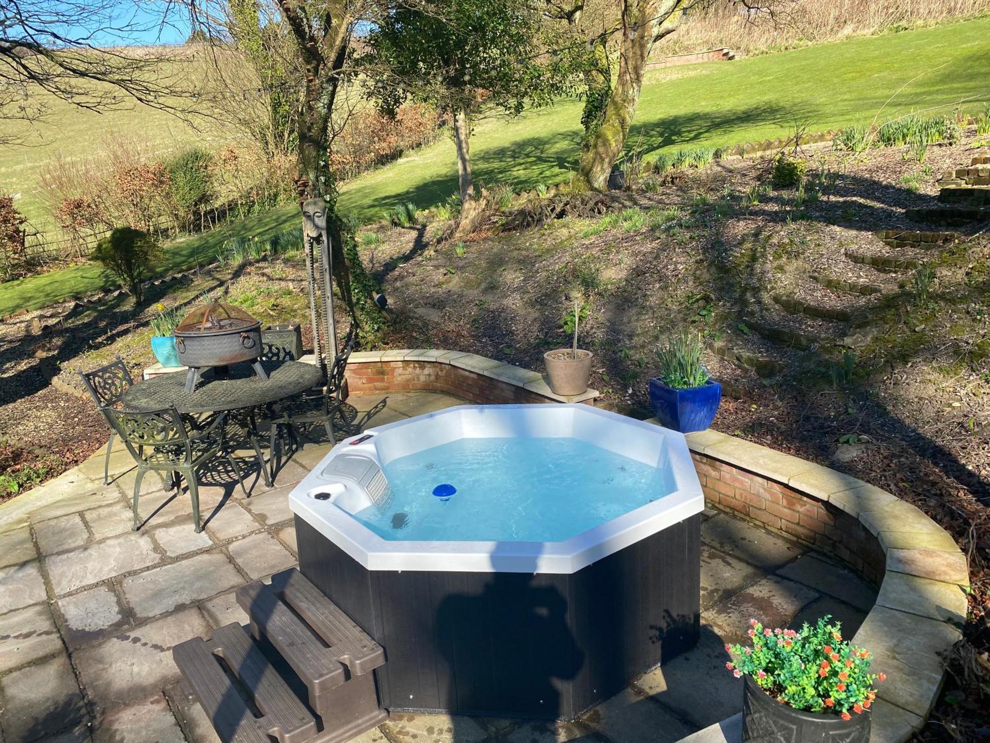 The Den, A Secluded Annex With Hot-tub & Heating Apartment *