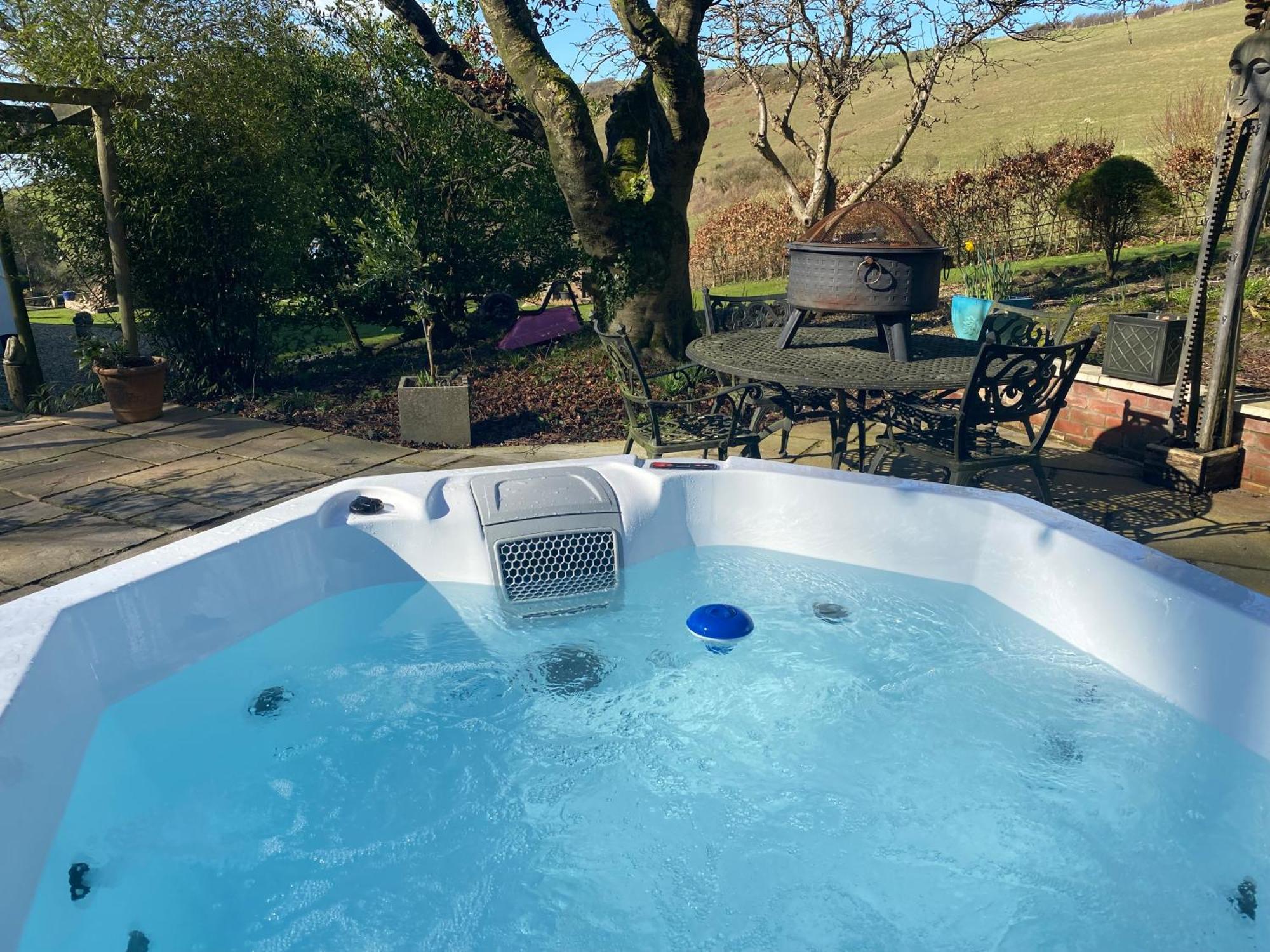 The Den, A Secluded Annex With Hot-tub & Heating Apartment Long Bredy